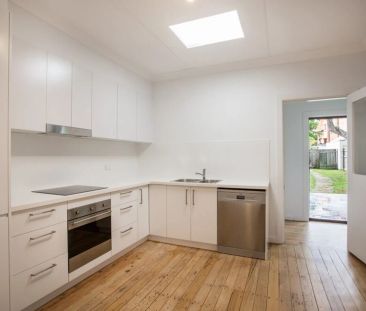 Spacious family home with large backyard - Photo 4