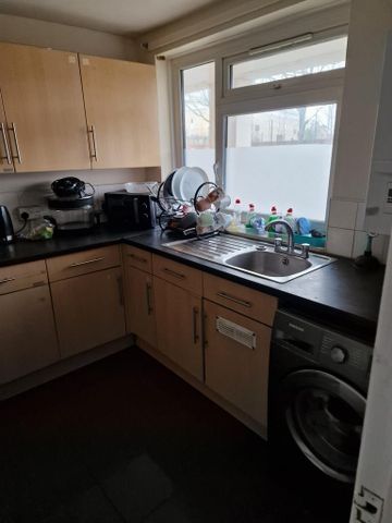 1 bedroom in a house share to rent - Photo 4