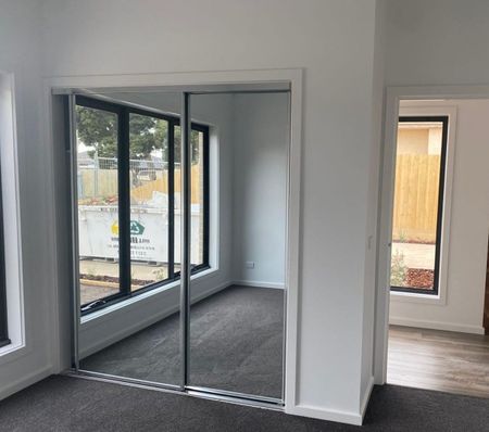 Near new townhouse in central location! - Photo 5