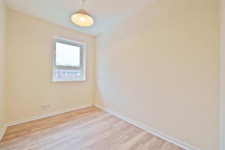 3 bedroom end of terrace house to rent - Photo 2