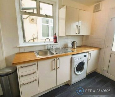 4 bedroom semi-detached house to rent - Photo 6