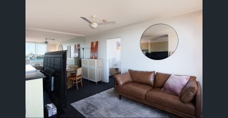 Luxurious one-bedroom Mosman retreat overlooking iconic Sydney Harbour views, with parking - $1,200/week fully furnished inc bills - Photo 3