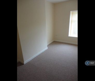 4 bedroom end of terrace house to rent - Photo 4
