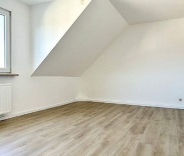 Modern sanierte DG-Wohnung mit EBK + Stellplatz in Reichenbrand mieten - Photo 1