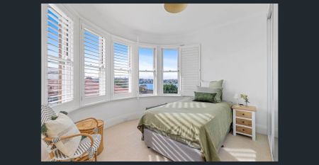 Art Deco Two Bedroom Apartment with Harbour Views - Photo 3