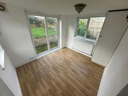 Detached bungalow to rent on - Photo 4