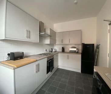 1 bedroom in a house share to rent - Photo 3