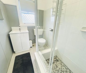 Stylish Coastal One-Bedroom Unit - Photo 4