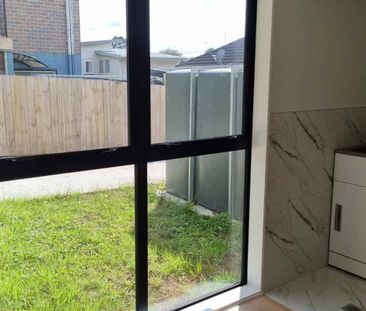 New Townhouse 3bdrm/2bthrm/garage - Photo 4