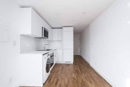 798 Richmond Street West - Photo 2