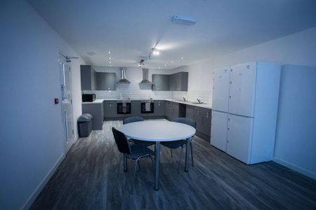 13 bedroom house of multiple occupation to rent - Photo 2