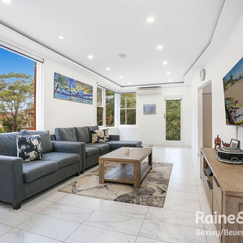 Beachside living, Footsteps to the beach and cafes - Photo 1