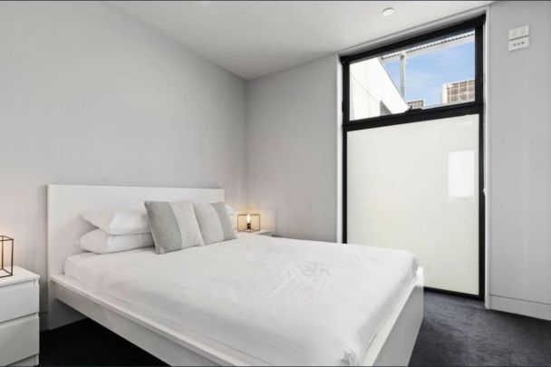 IMPRESSIVE INDUSTRIAL APARTMENT DIRECTLY OPPOSITE ALBERT PARK LAKE! + Furnished - Photo 1