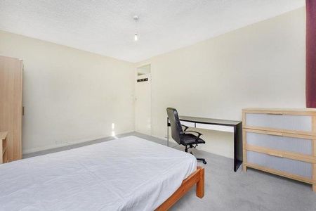 4 bedroom flat to rent - Photo 3