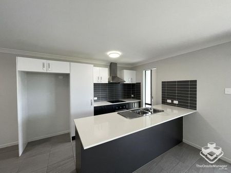 3 Bedroom Modern Home - Photo 5