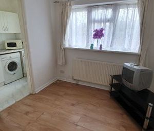 1 Bedrooms Flat to rent in Elgin House, Colnbrook SL2 | £ 196 - Photo 1