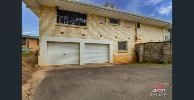 Unique 3 Bedroom Home with 2 car accommodation in popular Norville! - Photo 1