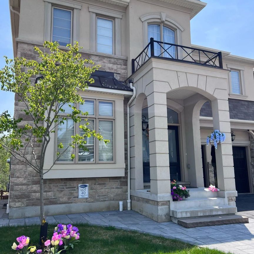 Detached Home For Lease | N9237784 - Photo 1