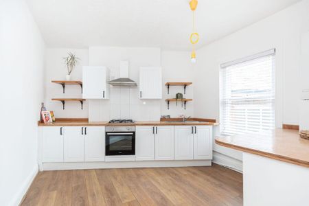 2 bedroom flat to rent - Photo 3