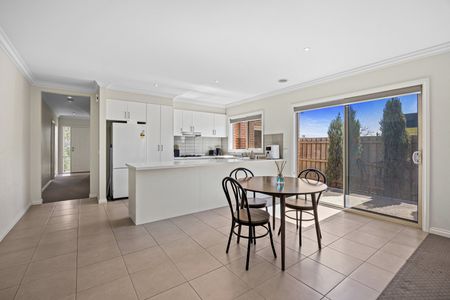 MODERN TOWNHOUSE IN CLOSE PROXIMEITY TO LAKE WENDOUREE & SHOPPING CENTERS - Photo 4