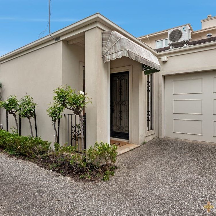 PRIVATE & TRANQUIL LIVING IN THE HEART OF BRIGHTON - Photo 1