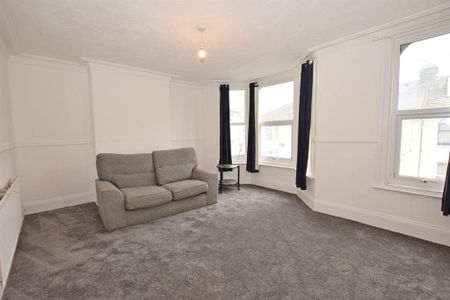 3 bedroom flat to rent - Photo 4