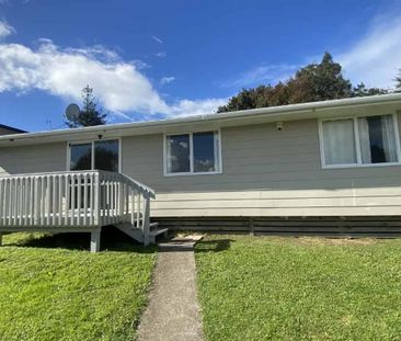 4-Bedroom Home in Red Hill with Modern Kitchen and Single Garage an... - Photo 5