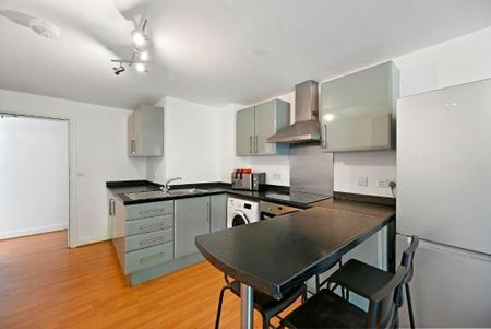3 bedroom flat to rent - Photo 4