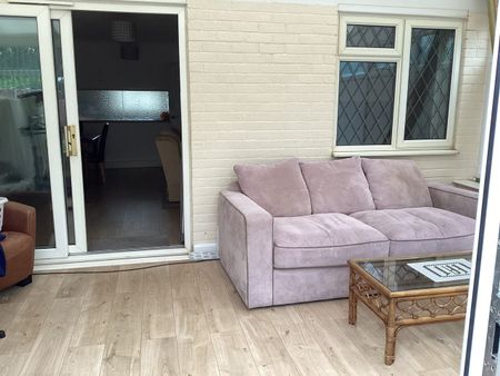 3 Bed Semi-Detached House, St. Andrews Close, LU1 - Photo 4