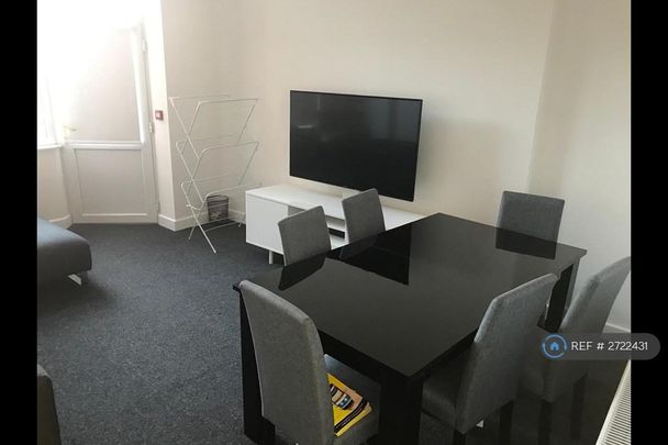 8 bedroom terraced house to rent - Photo 1