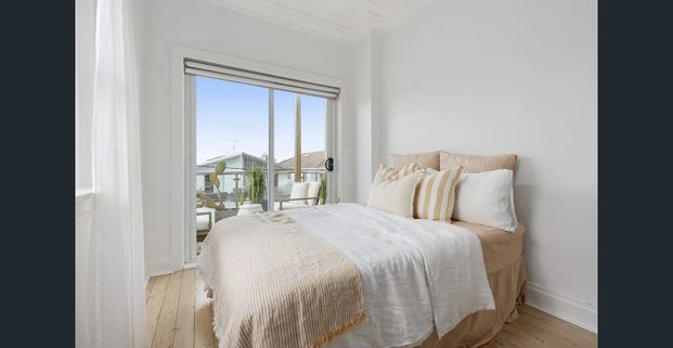 Sunlit Boutique Apartment With Balcony and Ocean Views - Photo 1