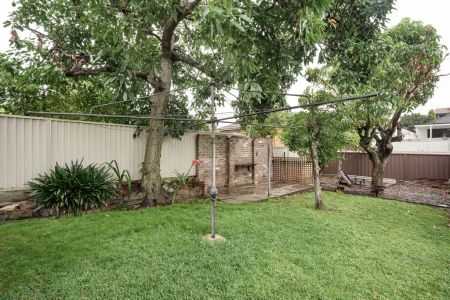 Spacious Tranquil Living in Earlwood Home - Photo 3