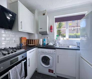 Tamworth Drive, Fleet, Hampshire, GU51 - Photo 2