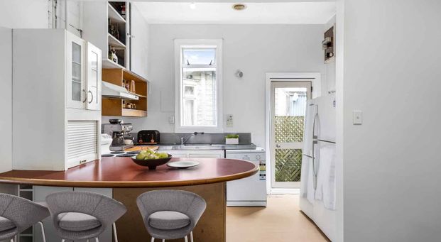 REPAINTED AND READY TO GO spacious 5x bedroom, 2x bathroom upstairs flat. - Photo 1