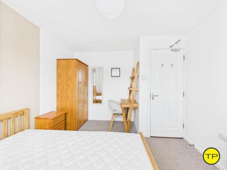 1 bedroom in a house share to rent - Photo 2