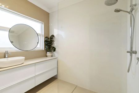 Furnished, Two Bedroom Unit in Highly Sought After Location - 6 months - Photo 4