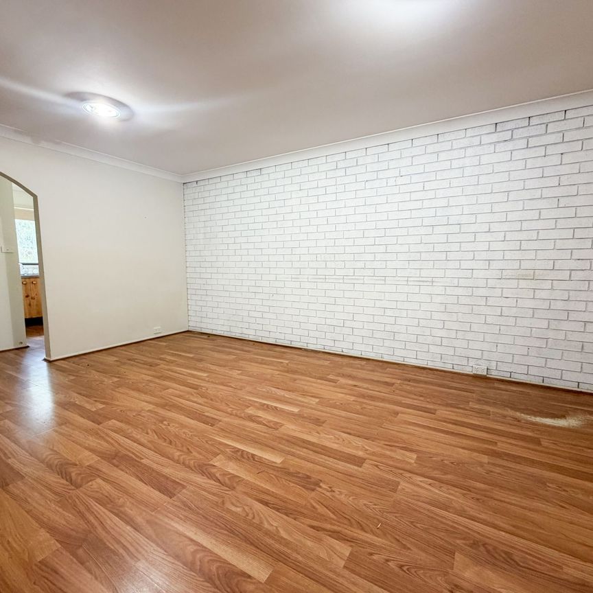 Bright & Spacious 3-Bedroom Townhouse in Prime Location - Photo 1