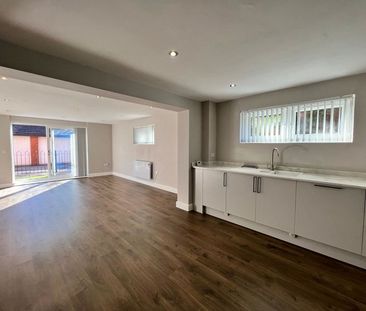 To Let – Grosvenor Road, Birkdale – Two Bedroom Lower Ground Floor Apt - Photo 2