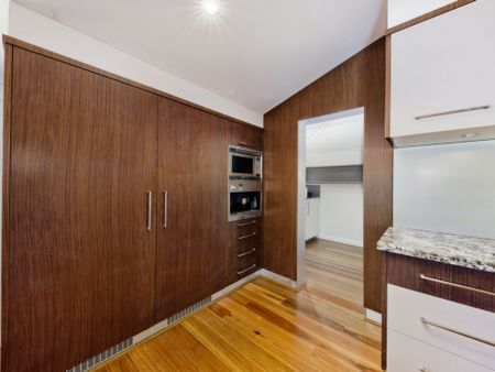 3 MONTH LEASE ONLY - LARGE HOME, FULL BLOCK!! - Photo 5