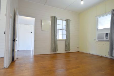 :: COSY TWO BEDROOM COTTAGE IN GLADSTONE CBD - Photo 3