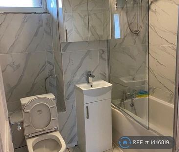 1 bedroom in a flat share to rent - Photo 3