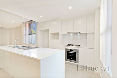MODERN LIVING - PERFECTLY POSITIONED IN A1 HOMEBUSH VILLAGE LOCATION - Photo 2