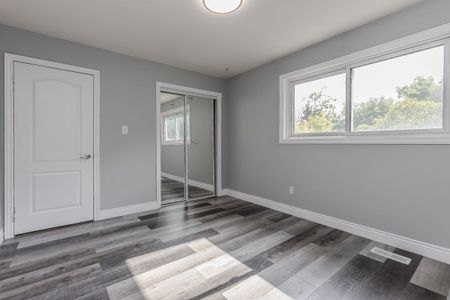 For Lease - 2458 Martin Court, Burlington, Ontario - Photo 3