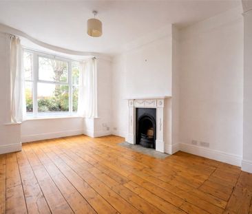 Available NOW for a 6 month let only. An Edwardian terraced house i... - Photo 1