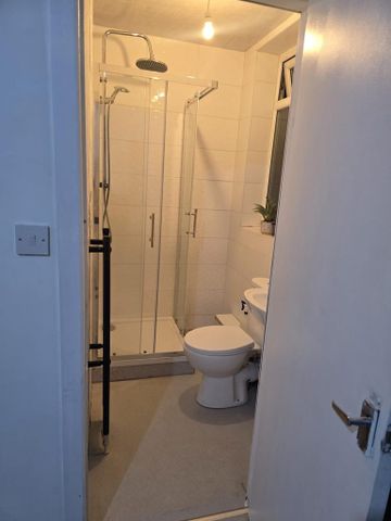 1 bedroom in a house share to rent - Photo 3