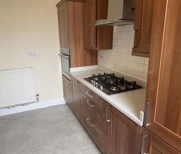 3 bedroom flat to rent - Photo 4