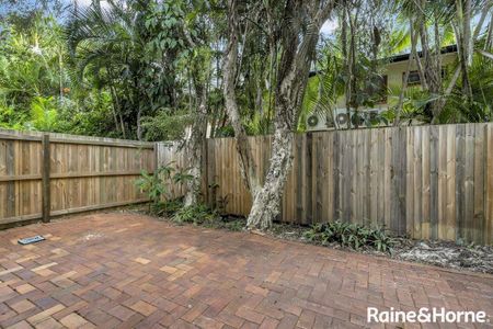 Spacious, Fully Air Conditioned Townhouse in sought after Street! - Photo 4