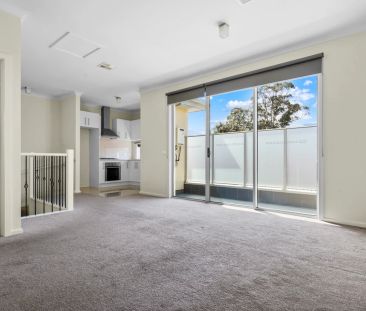 IMMACULATE TOWNHOUSE - Photo 2