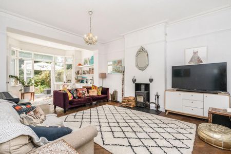 3 bedroom ground floor flat to rent - Photo 2