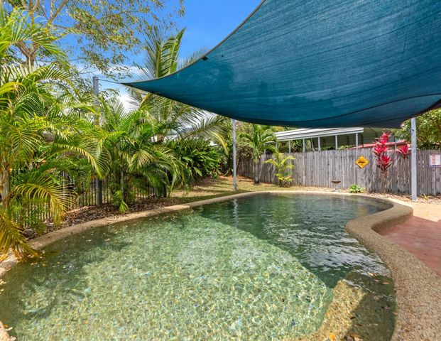 SPACIOUS FAMILY HOME - SWIMMING POOL - Photo 1